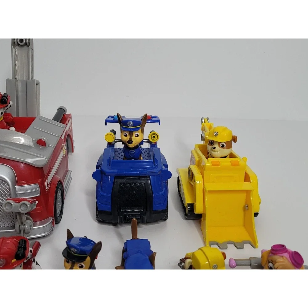 Huge Lot of 30 Paw Patrol Figures Vehicles Parts Chase Marshall Zuma Spin Master